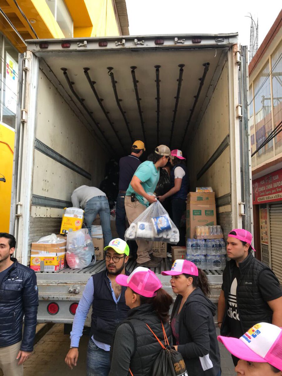 CreaFelicidadAC's tweet photo. ¡Un gran día en #CreandoFelicidad! Nos vamos a la Mixteca a entregar sus donativos para los damnificados del sismo. #TexmelucanAyuda https://t.co/qhef6J8pj2