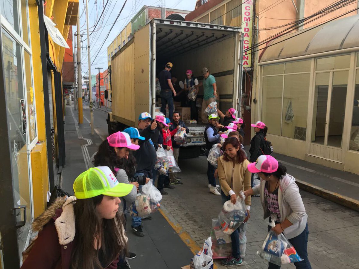 CreaFelicidadAC's tweet photo. ¡Un gran día en #CreandoFelicidad! Nos vamos a la Mixteca a entregar sus donativos para los damnificados del sismo. #TexmelucanAyuda https://t.co/qhef6J8pj2