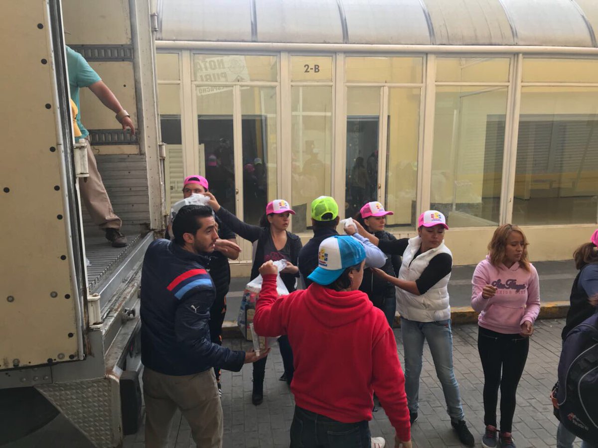 CreaFelicidadAC's tweet photo. ¡Un gran día en #CreandoFelicidad! Nos vamos a la Mixteca a entregar sus donativos para los damnificados del sismo. #TexmelucanAyuda https://t.co/qhef6J8pj2