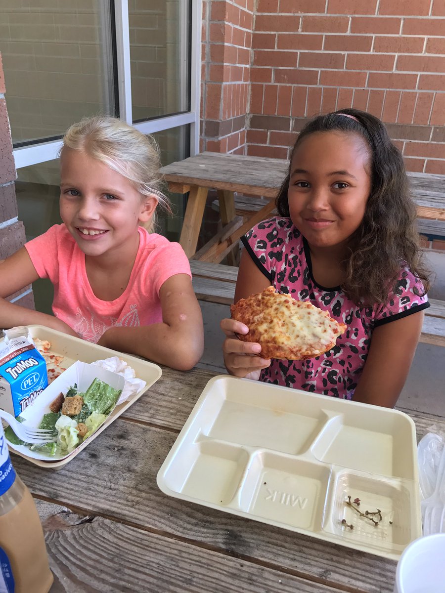 SierraCribbs's tweet photo. Kenzie and Alexus are getting to enjoy lunch with Mrs. Jones and I on this beautiful day! #mesrocks #awesomebehavior https://t.co/3DKzoUfXXT