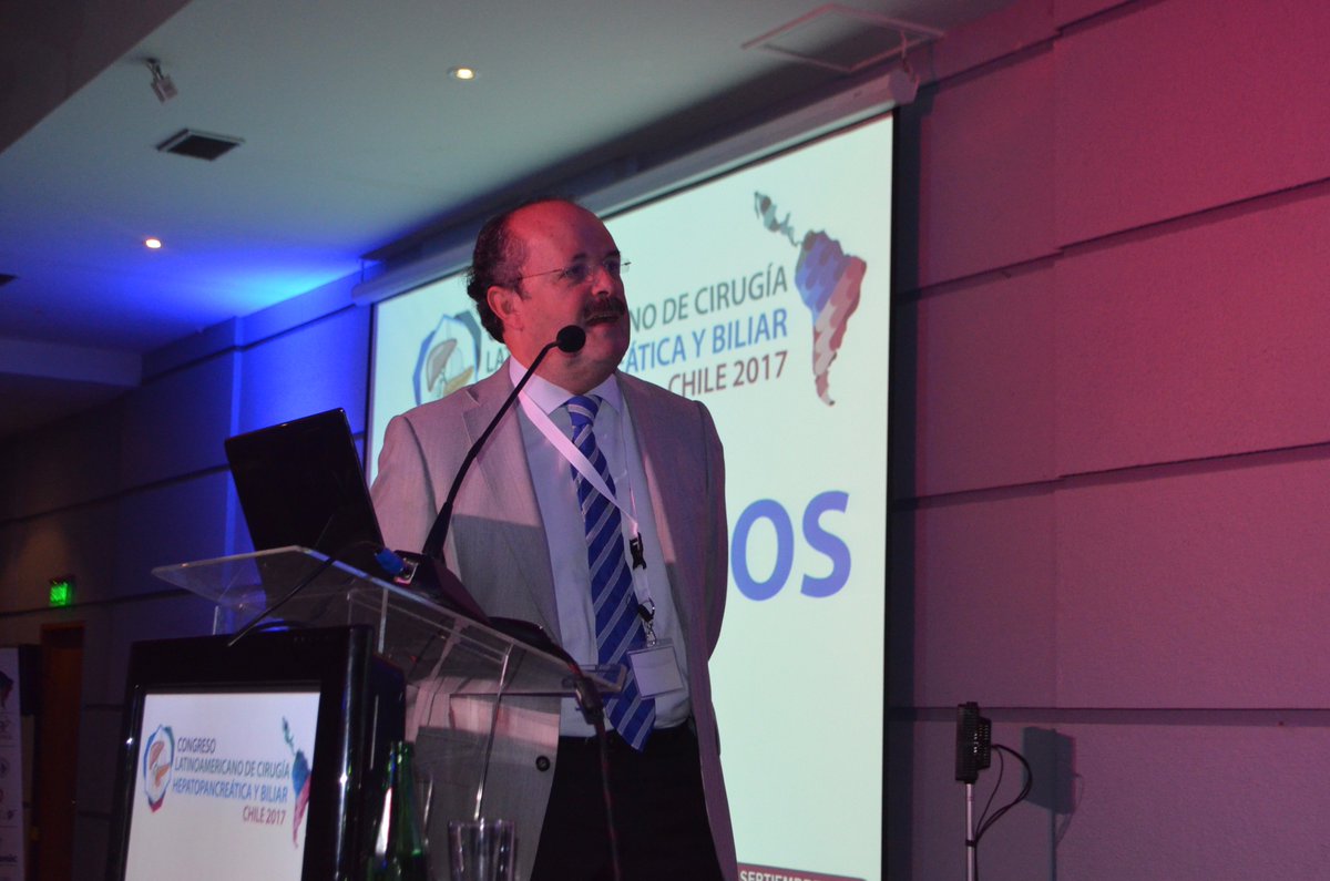 hpbchile's tweet photo. Dr. Carlos Benavides modera la mesa redonda "Manejo actual del cáncer de páncreas resecable"  #HPBChile2017 https://t.co/1JnDiWowPo
