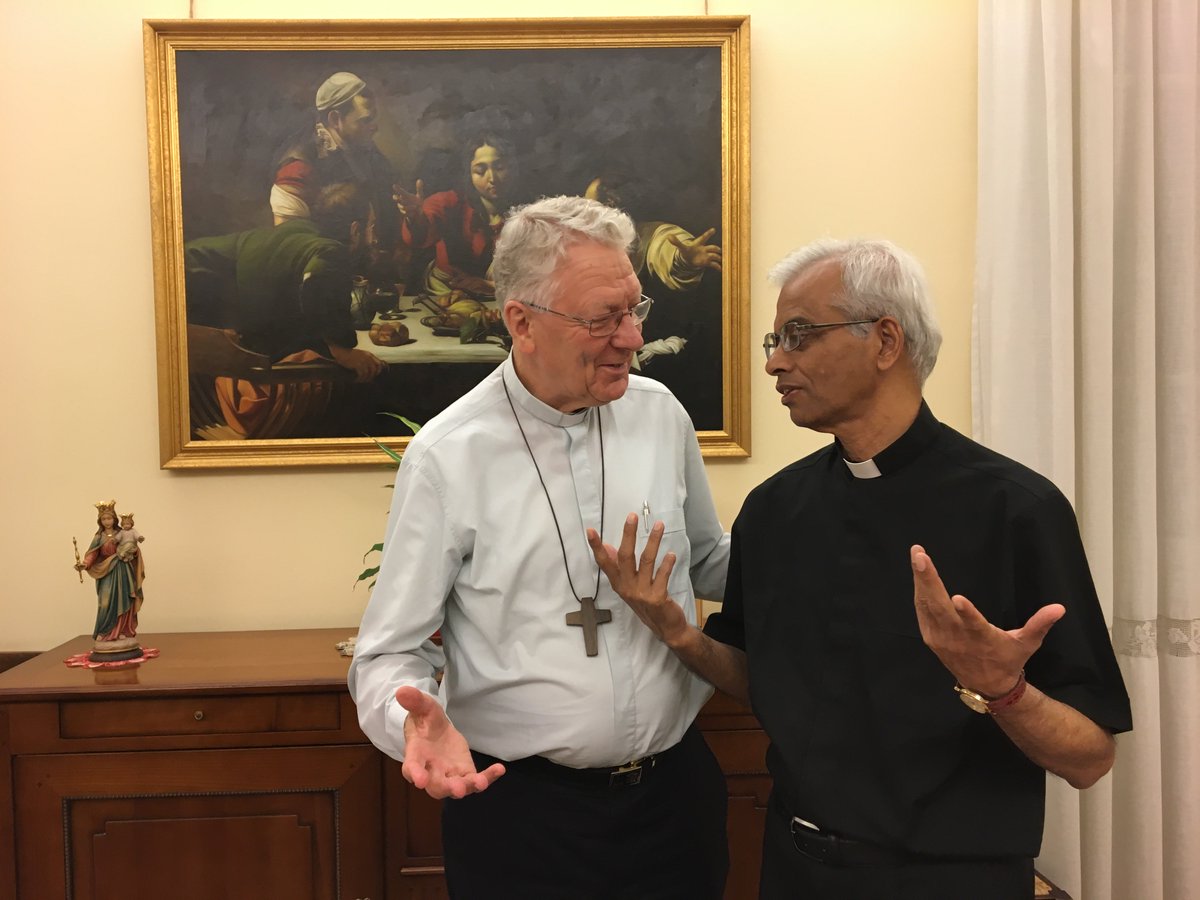 BisdomGent's tweet photo. Vreugdevolle ontmoeting met father Tom sdb die na 18 maanden kidnapping en grote onzekerheid over zijn lot, onlangs werd vrijgelaten. https://t.co/ccOjIc0dpG