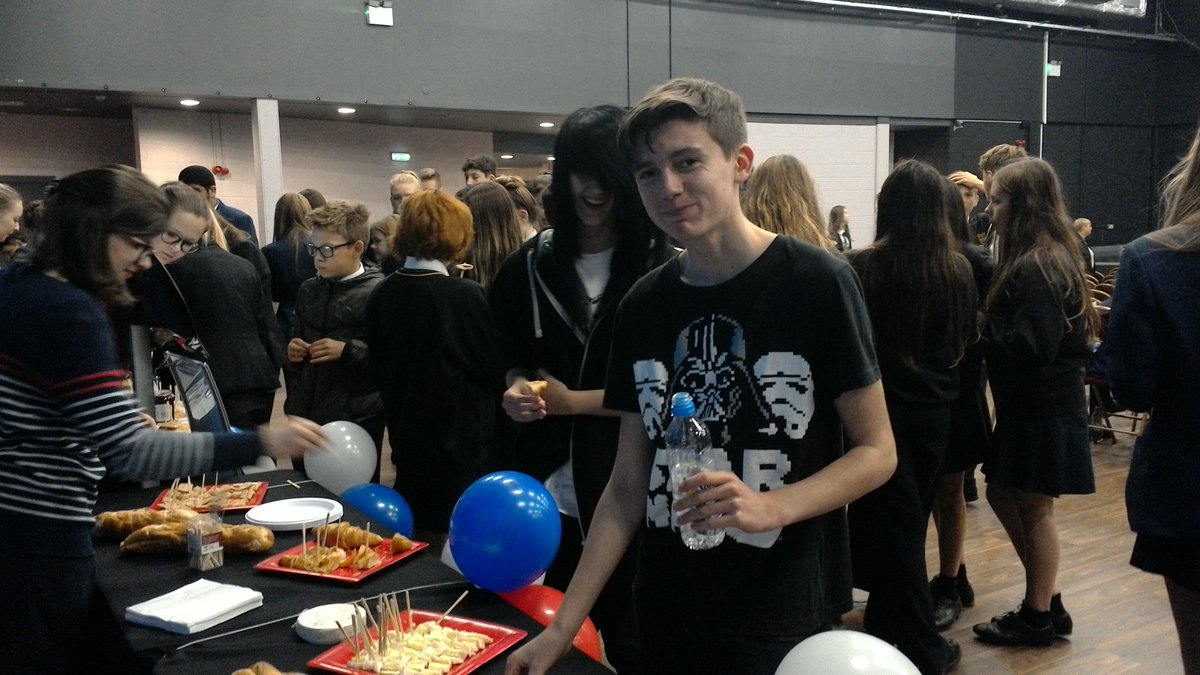 SandymoorLangs's tweet photo. Year 11 enjoyed celebrating European Day of Languages at #UCLan. They particularly loved the food tasting and #unilife https://t.co/eJj1KrW6l3