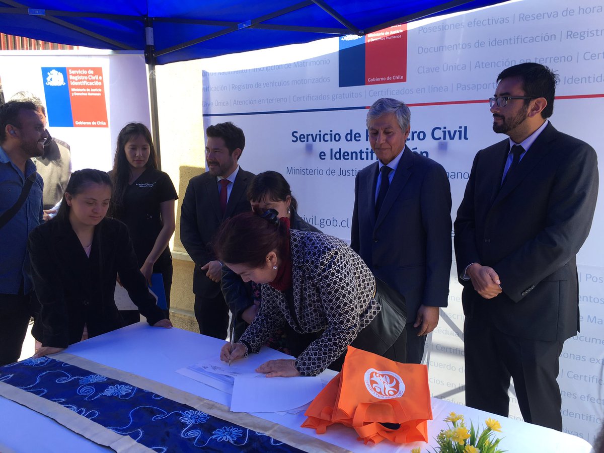 Senceafta's tweet photo. Sence y @RegCivil_Chile firman convenio para que usuarias del + capaz discapacidad realicen su práctica Laboral https://t.co/bNVar45Cej