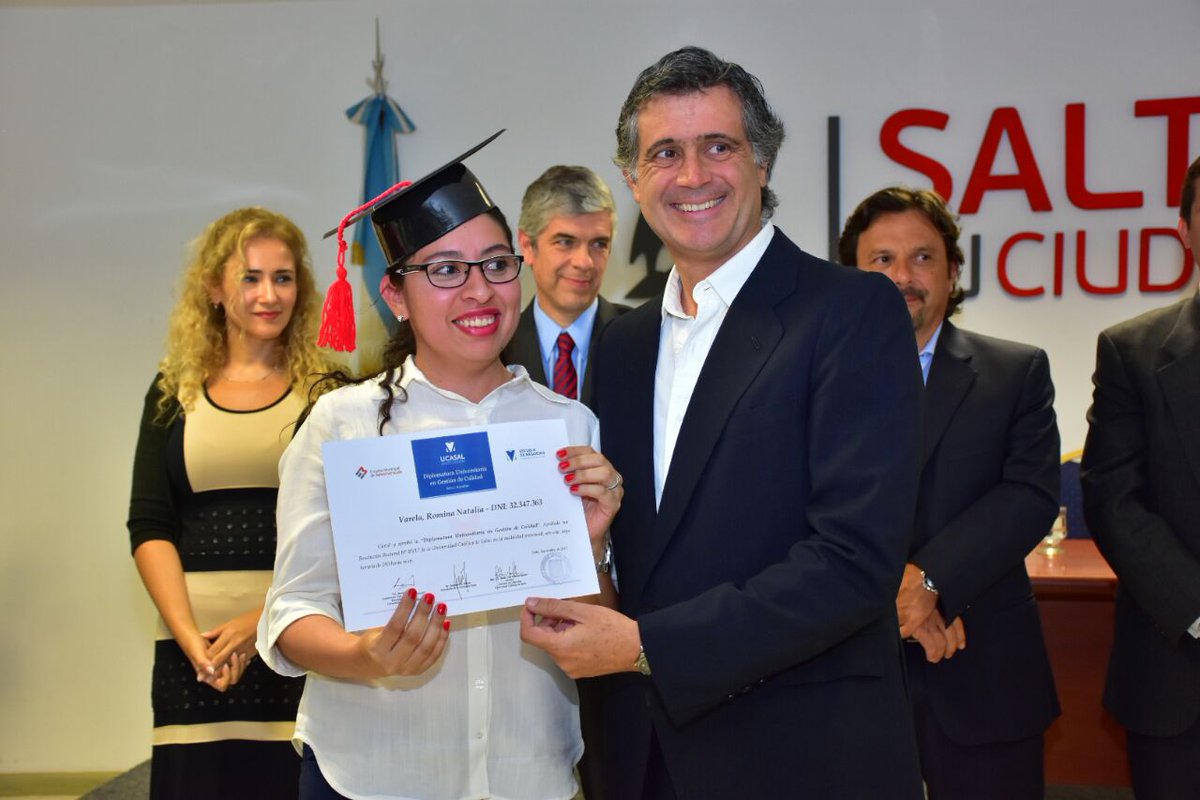 Modernizacionok's tweet photo. Cumplieron con su objetivo, lo lograron. Hoy la @MuniSalta tiene los primeros egresados en "Gestión de Calidad". #SáenzGestión https://t.co/3xEvbYUbZa