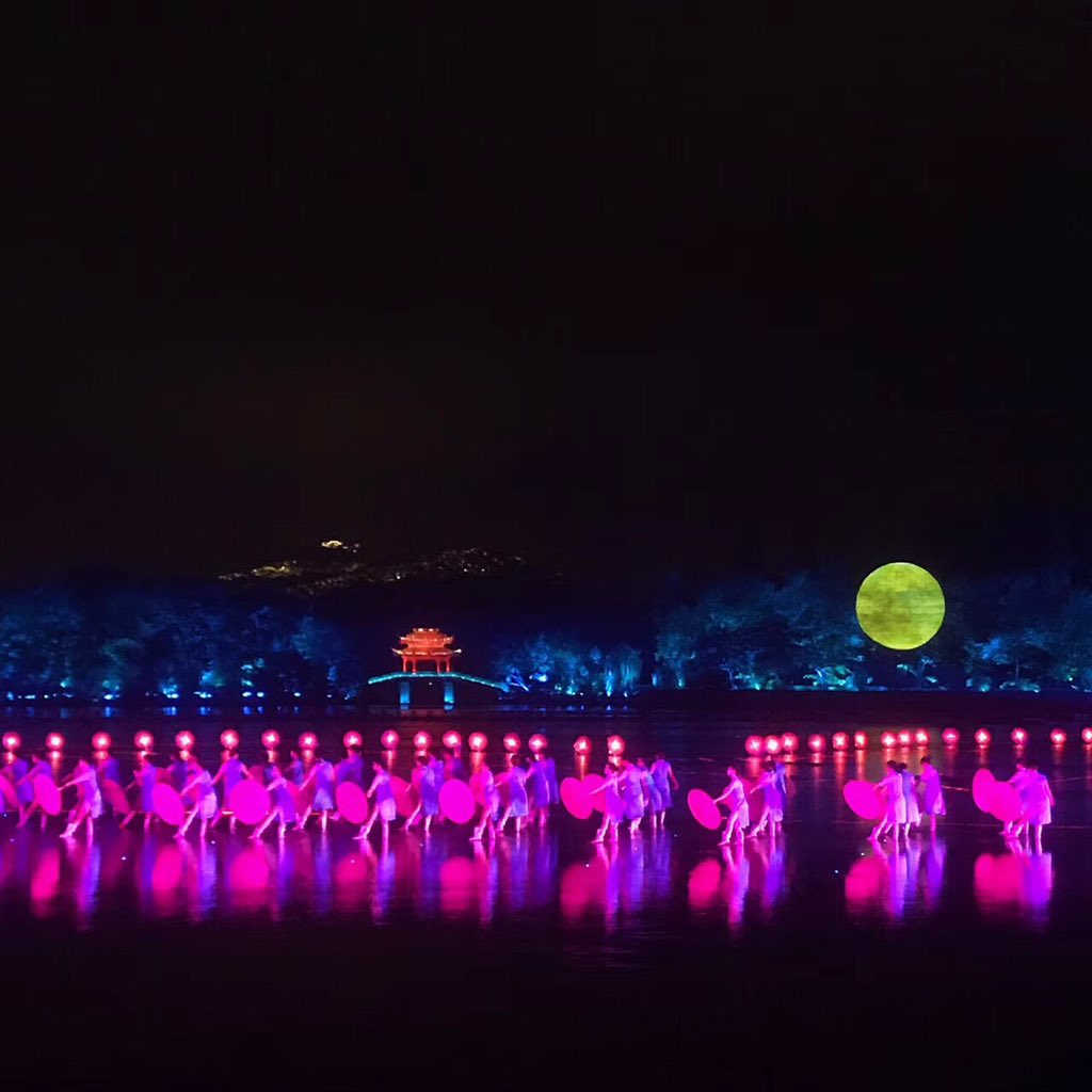 MLMcCoyEXP's tweet photo. #ThemPark #NightShows #Water spray #ImageMapping #projection and #SFX lighting https://t.co/MQa8x86BgI
