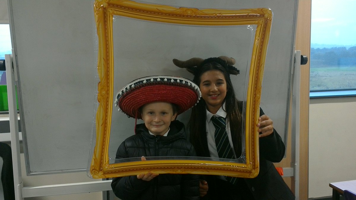 SandymoorLangs's tweet photo. #sandymoor #mfl #spainish#openevening2017 https://t.co/5llkk1hFI4