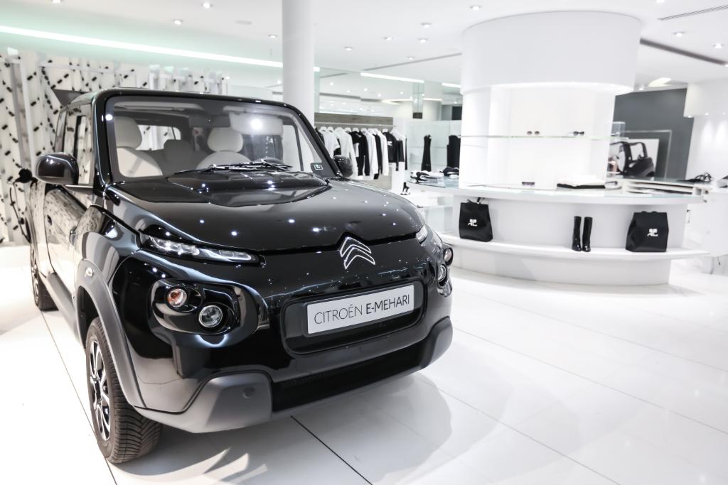 citroenitalia's tweet photo. Scopri le ultime immagini di Citroën #EMEHARI styled by #Courrèges, esposta a Parigi durante la settimana della moda #PFW https://t.co/OTMqZB1UfA