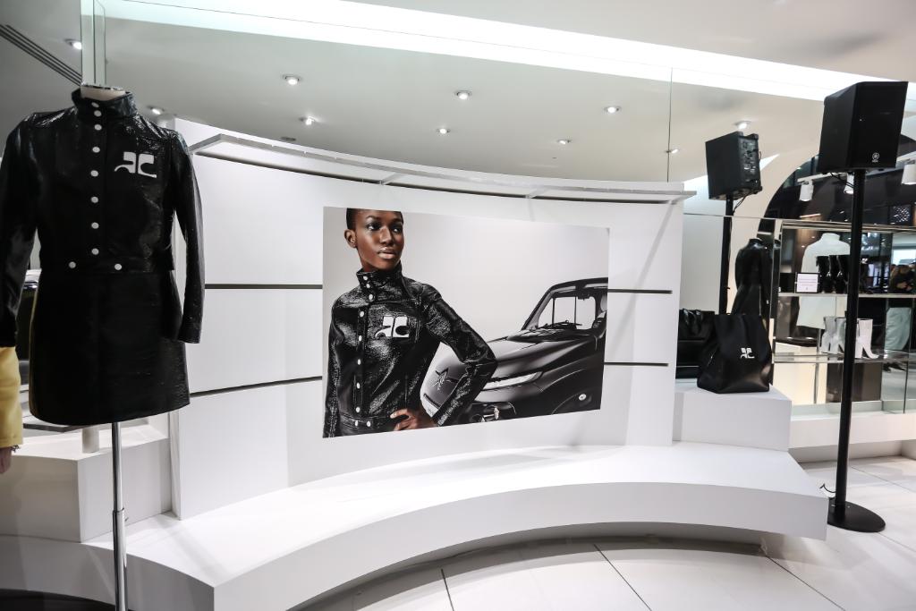 citroenitalia's tweet photo. Scopri le ultime immagini di Citroën #EMEHARI styled by #Courrèges, esposta a Parigi durante la settimana della moda #PFW https://t.co/OTMqZB1UfA