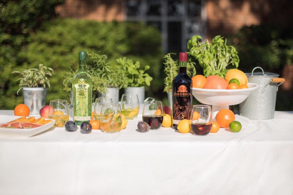 WinebellyAustin's tweet photo. You're invited! 🎉 Join us today from 4-6pm for a FREE wine tasting with @Jardesca, featuring craft style wine cocktails. 🍷 https://t.co/VuiDeIdAfO