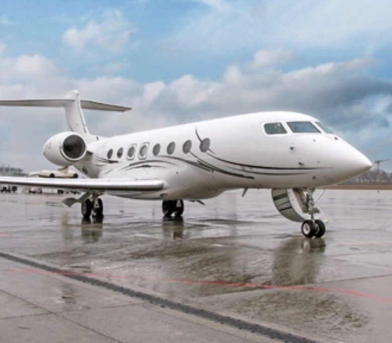 FlyMeNow's tweet image. Now you're @verified @SolardoMusic, surely it's time our guv'nor @AU55SEY tapped up @Coda_UK for you're own Jet, blue ticks don't @Ryanair!