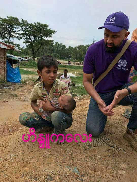 အေဖနဲ ့အေမ လယ္ကြင္းထဲမွာ
သတ္ခံေနတာျမင္ေတာ့
အိမ္ကို ေျပး။
ပုခက္ထဲက ၇  လအရြယ္
ညီမေလးကိုေပြ ့ျပီးထြက္ေျပးခဲ ့တဲ ့အကို
ဟိႏၵဴ လူမ်ိဳး
