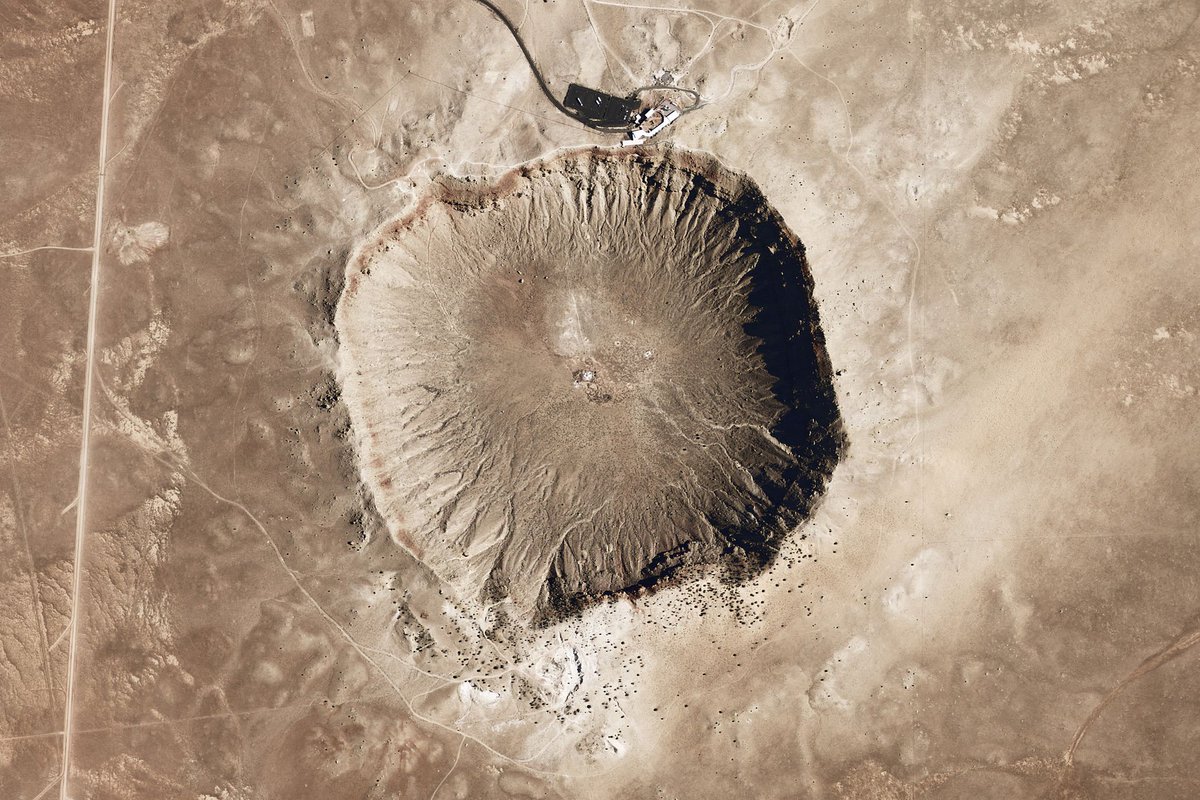 Este es el Cráter Barringer (o el "Meteor Crater" en Arizona). Para ponerlo en perspectiva, tiene un diámetro de 1,2 kilómetros ->