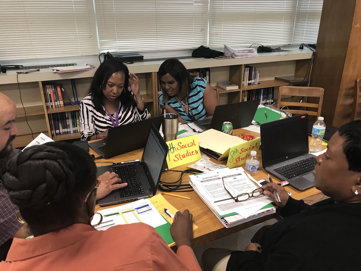 KeyMS_Cougars's tweet photo. SS Team doing data digs using OnTrack, understanding data, very IMPORTANT!!! @HISD_FACE @HISD_Supe @JWilliamsKeyMS https://t.co/gk507TVSJb