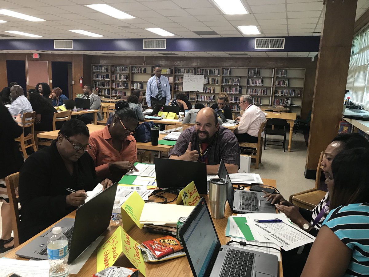 KeyMS_Cougars's tweet photo. SS Team doing data digs using OnTrack, understanding data, very IMPORTANT!!! @HISD_FACE @HISD_Supe @JWilliamsKeyMS https://t.co/gk507TVSJb