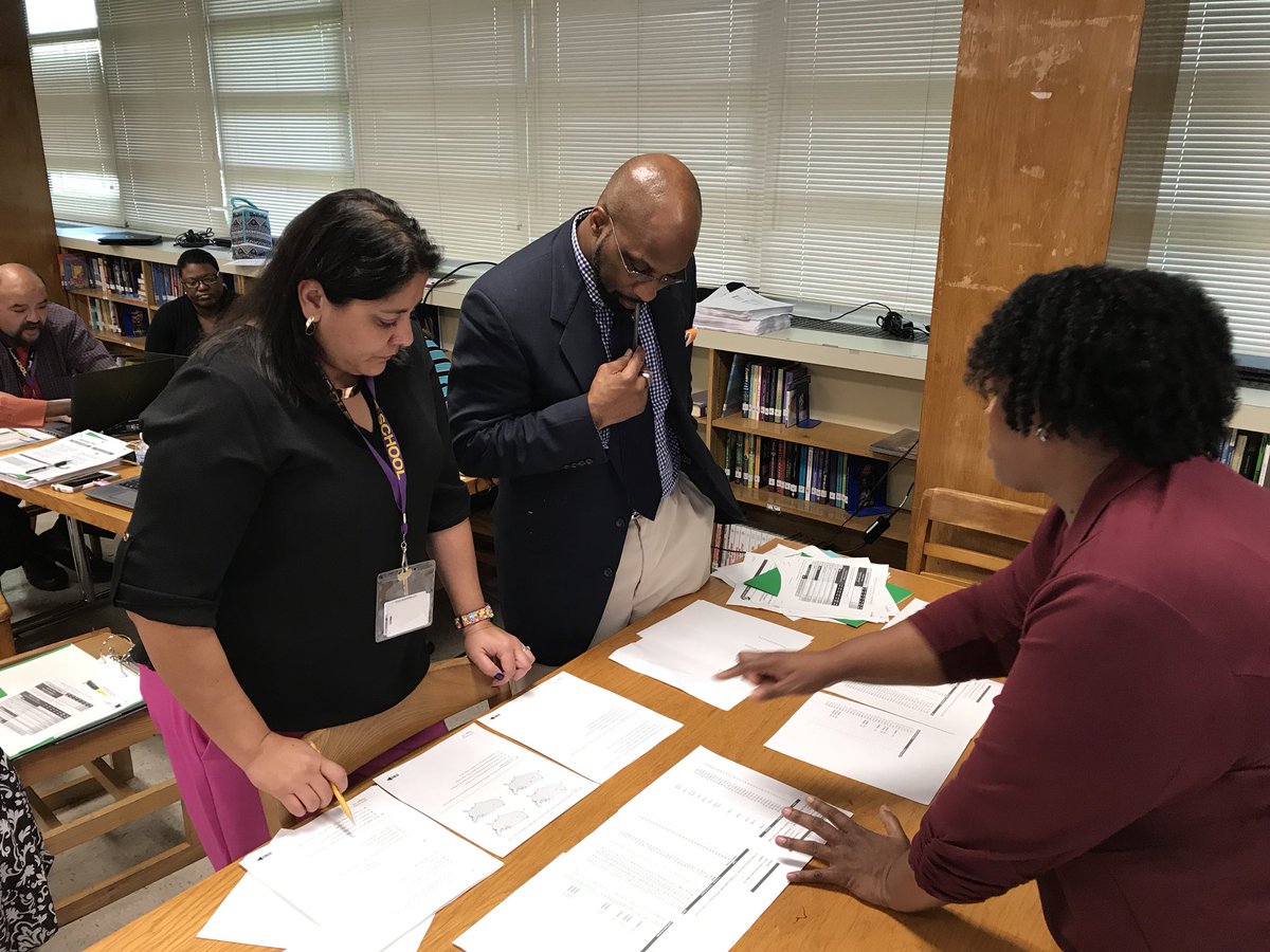 KeyMS_Cougars's tweet photo. SS Team doing data digs using OnTrack, understanding data, very IMPORTANT!!! @HISD_FACE @HISD_Supe @JWilliamsKeyMS https://t.co/gk507TVSJb