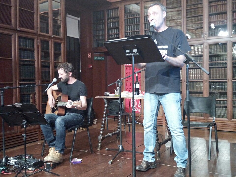 .<a href="/BPenalba/">Borja Penalba</a> i <a href="/FrancescAnyo/">Francesc Anyó</a> amb l'espectacle "Estellés de mà en mà", i el públic embadalit #paísEstellés #SoparEstellés