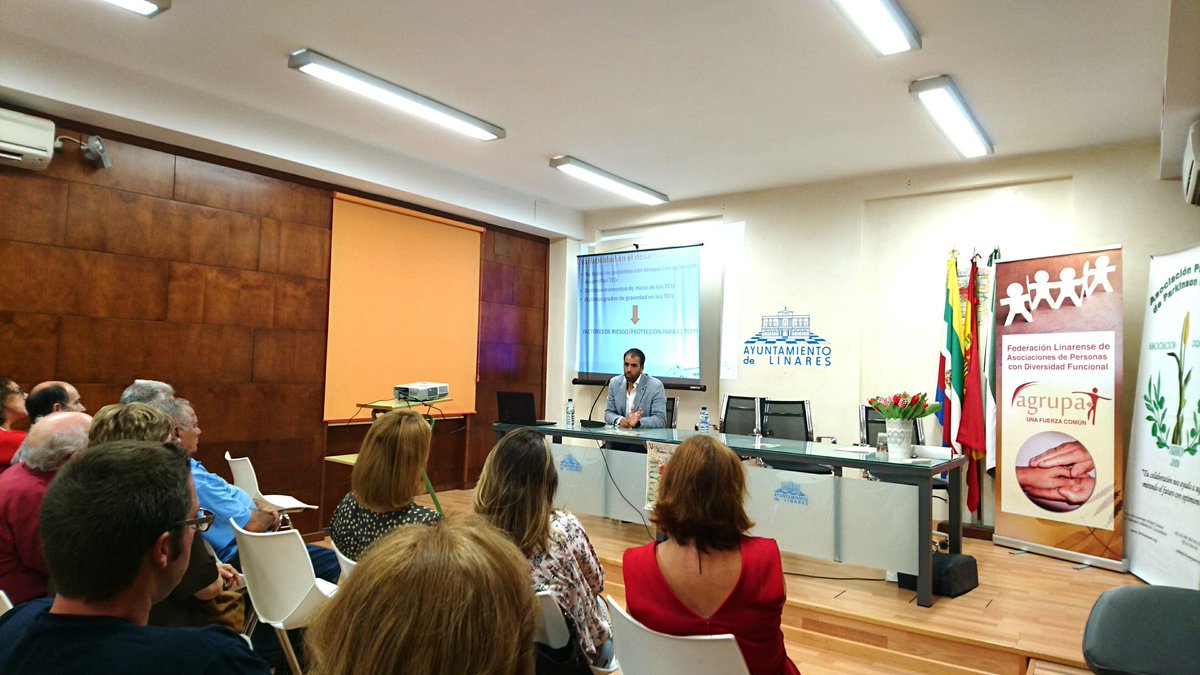 El investigador D. Juan Francisco Martín Rodríguez resuelve las dudas a los pacientes de #Parkinson <a href="/AgrupaTLinares/">Federación Agrupa.T</a> #Salud #Linares