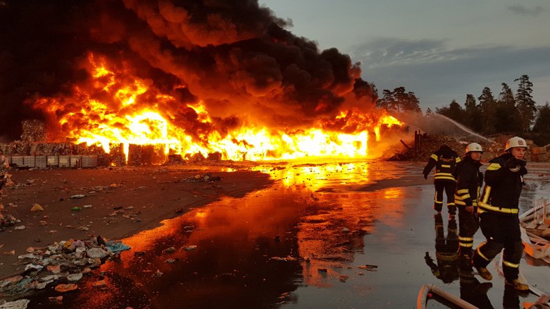 TV4's tweet photo. LIVE: Se bilderna från jättebranden som rasar i Nässjö - runt 50 brandmän på plats. Allmänheten varnas. https://t.co/7PLlJV3mi2 https://t.co/qNGQUFpTxW