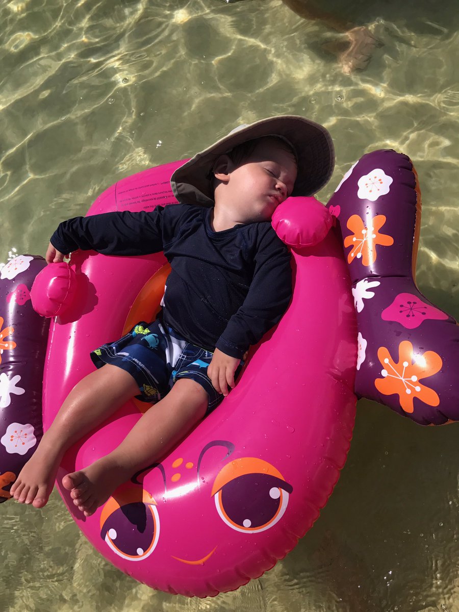 TheoReactionss's tweet image. When you're exhausted but you still need that tan #BeachBaby #TanningTime