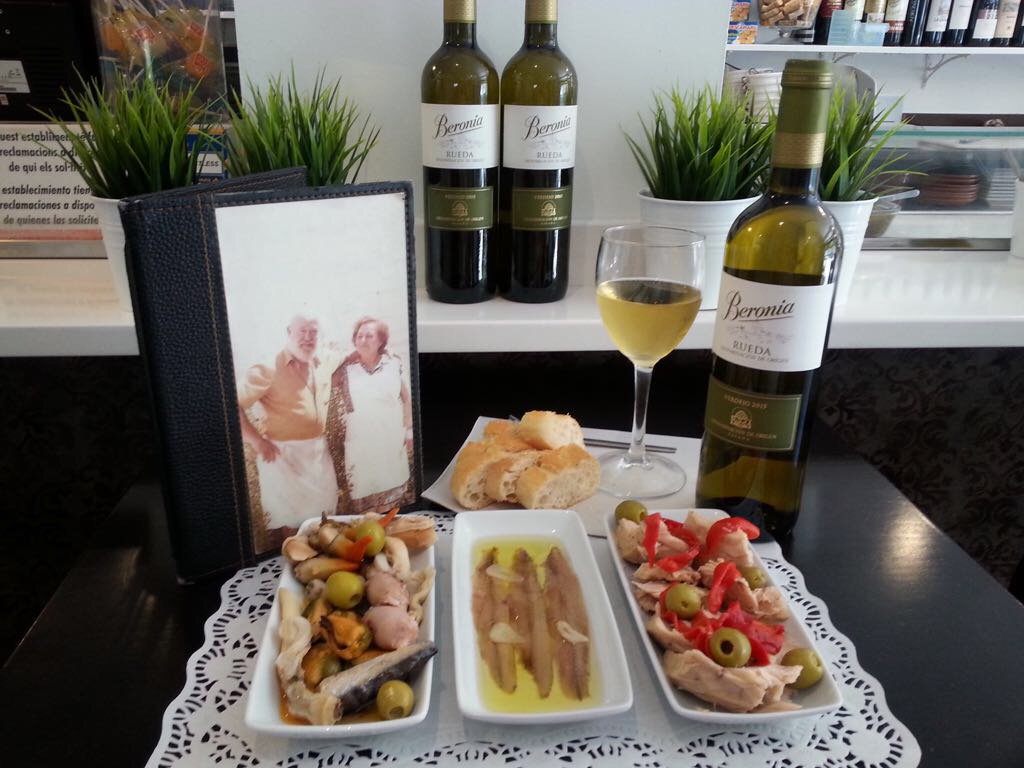 Se acerca la hora de la cena ¿que tal unas tapas en nuestra barra?