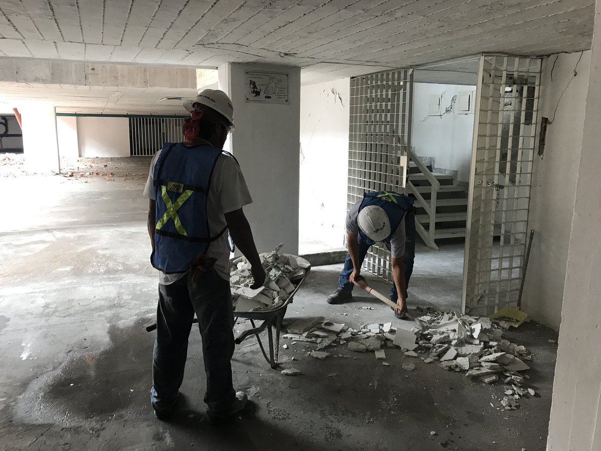NoSeCae's tweet photo. Apoyando con un granito de arena. Trabajos de Remover Escombro y limpieza #MexicoEstaDePie #FuerzaMéxico https://t.co/M3KIi134D0