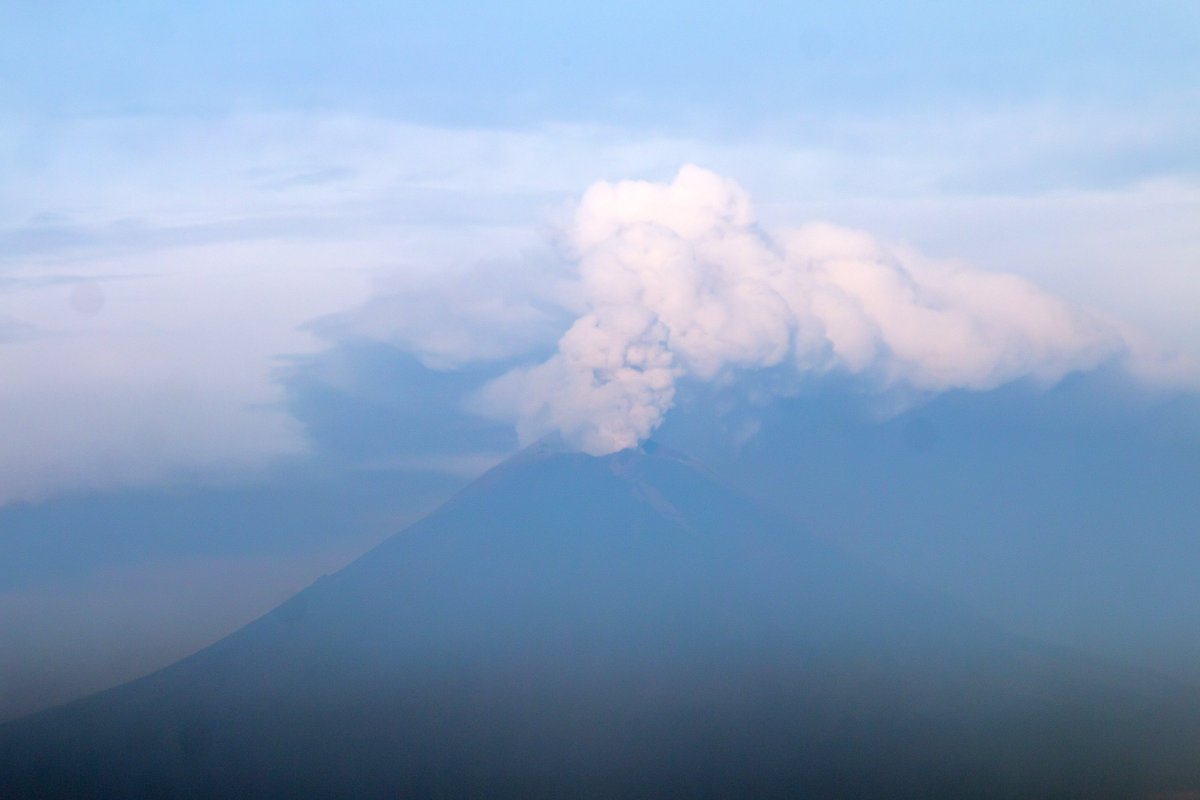 nmas's tweet photo. El Popocatépetl intensifica su actividad durante la madrugada de este miércoles. El semáforo de alerta volcánica se encuentra en Amarillo Fase 2. (Fotos CENAPRED y Notimex) https://t.co/E2B89RNfH0 https://t.co/e6ZsQbQF2M