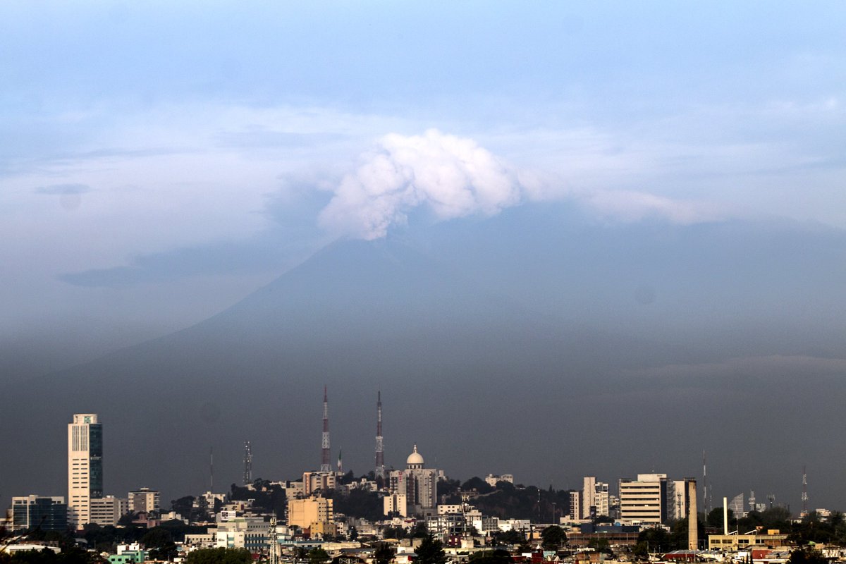 nmas's tweet photo. El Popocatépetl intensifica su actividad durante la madrugada de este miércoles. El semáforo de alerta volcánica se encuentra en Amarillo Fase 2. (Fotos CENAPRED y Notimex) https://t.co/E2B89RNfH0 https://t.co/e6ZsQbQF2M