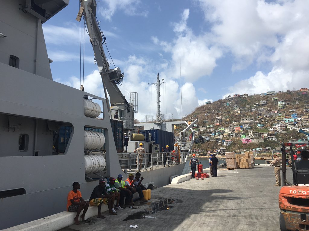 m_vd_eerden's tweet photo. Volledige noodhulp keten: #teampeli levert hulpgoederen aan oa @WFP, distributie per FRISC ZLND @andrevanderkamp en PELI of heli #Maria https://t.co/EVXtqR2ohQ