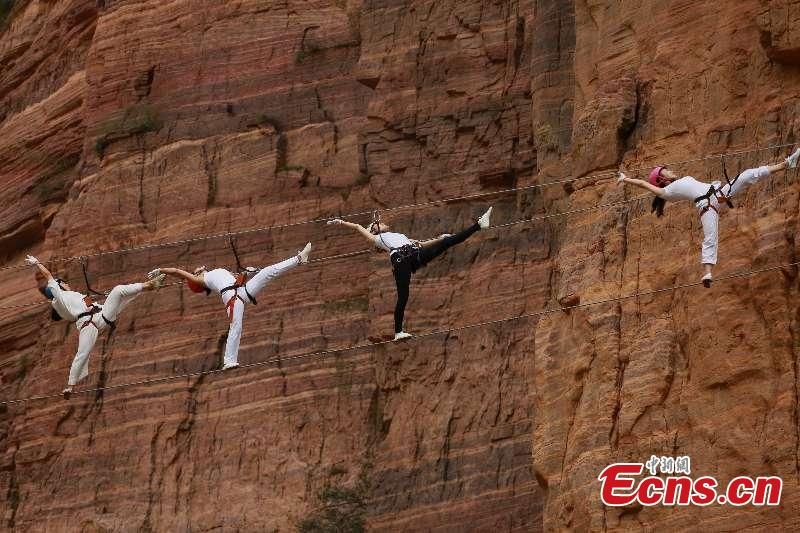 french_renmin's tweet photo. Pratique extrême du #yoga à #Luoyang https://t.co/1sLR3STBFj https://t.co/plFocIy8Oe