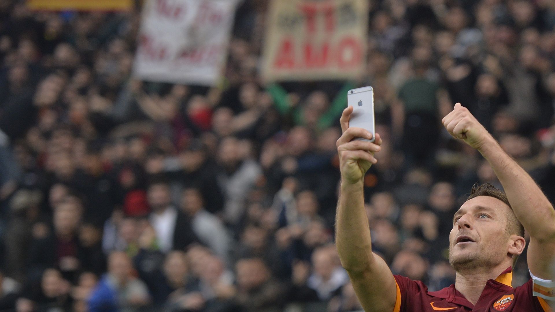 Happy 41st Birthday to Francesco Totti!   Games: 786 
Goals: 307

One-club legend. 