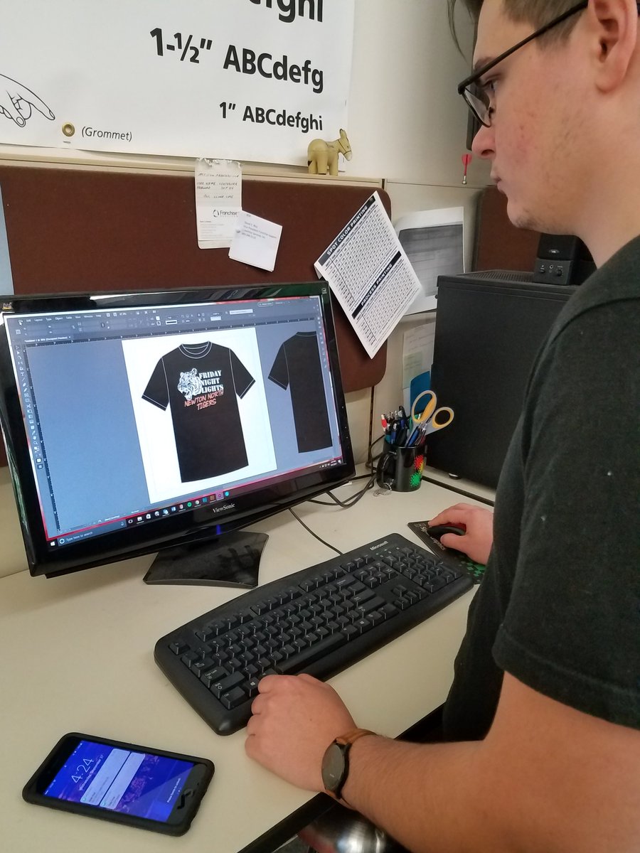 SignalGraphics4's tweet image. Setting up T Shirts for Friday Night Lights! 

#signalgraphics