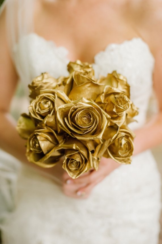 Gilded roses? Yes, please! Bravo, <a href="/WildFlowersInc/">WildFlowersInc</a>. bit.ly/2eJW4CQ (image by Evan Laettner)