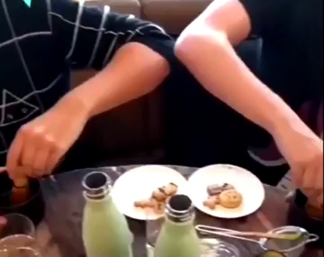 azraaydiin's tweet photo. When u r lefty but ur friend right handed @danielhowell @AmazingPhil #lefthandedthings https://t.co/Umy4Ocpamf