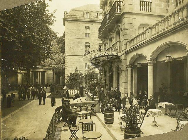 YoAguaMondariz's tweet photo. A principios del siglo XX, el Gran Hotel de Mondariz recibía visitantes llegados de toda Europa para disfrutar de las Aguas de Mondariz. https://t.co/eRJwcp5DFp