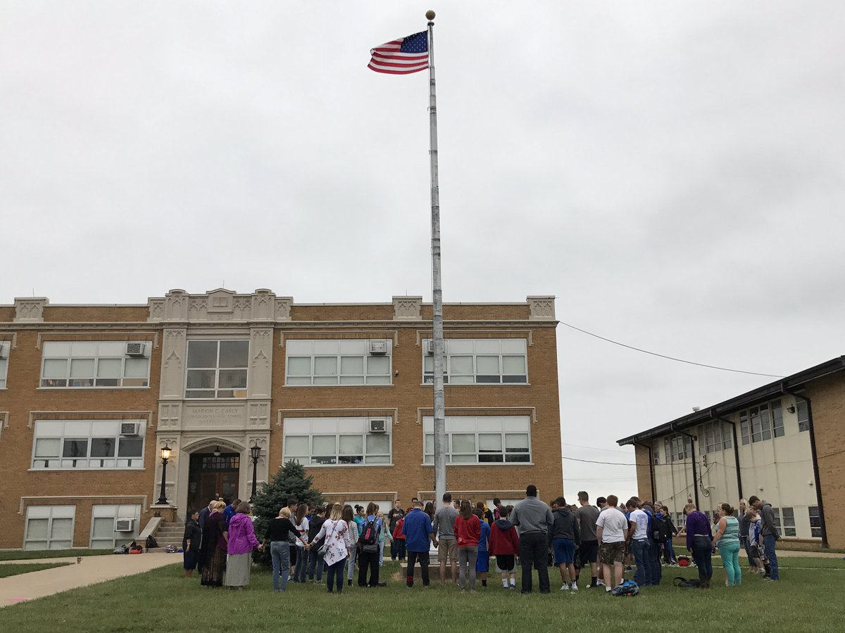 akatej3's tweet photo. There is power in prayer and commitment. So thankful for this community's stand. #MCEloves #MCEhighschool #MCEelementary #FCA https://t.co/QHyBGHxYwz