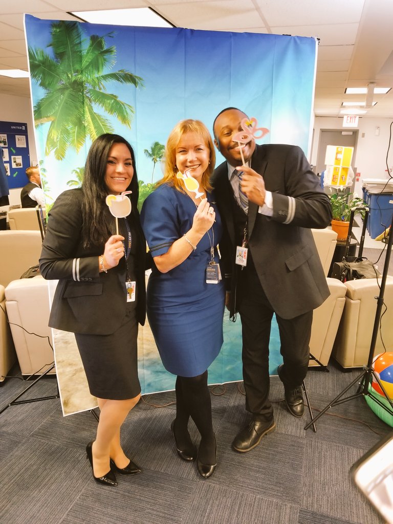 Aisle_Smile's tweet photo. #UAIFSBaseIAH knows how to celebrate the end of summer flying season. ✌✌#stillsohot #beingunited https://t.co/15nJzPJzsG