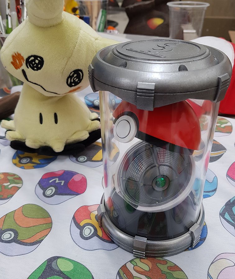MasenkoProps's tweet photo. I updated the design of my #Pokeball replica! #Pokemon #PokemonGo  #PokemonUltraSunMoon https://t.co/zA61I6uKUS