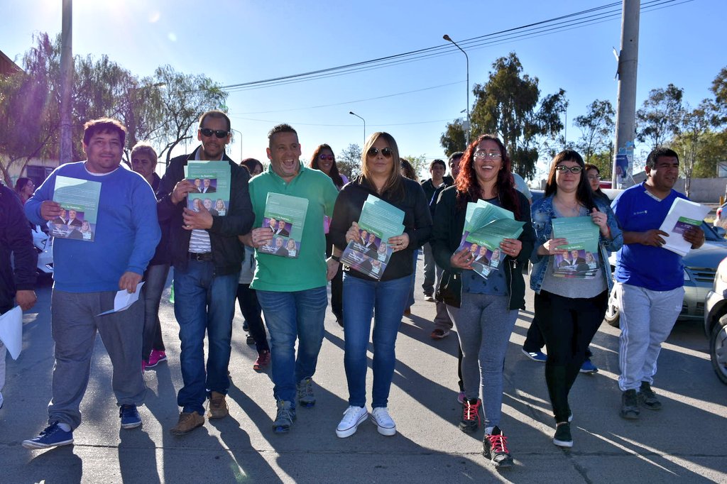 ChubutPrimero1's tweet photo. #ChubutPrimero Caminata y charla con vecinos por #Lista502 #Arcioni #Muñoz https://t.co/V0ypcyCG7P