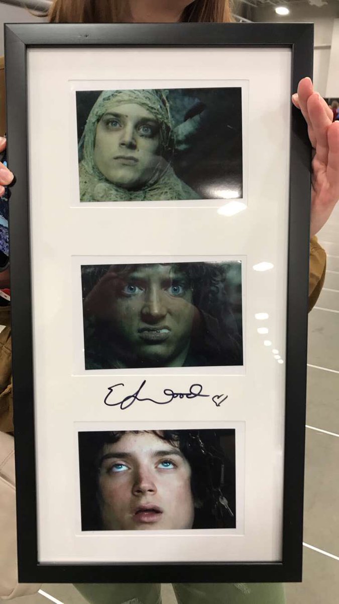 devanjadeX's tweet photo. Thanks @elijahwood for the autograph. Best graduation present. EVER 🔥#ComicCon #elijahwood #LordOfTheRings #frodobaggins #lotr https://t.co/WLHFN6FbOP