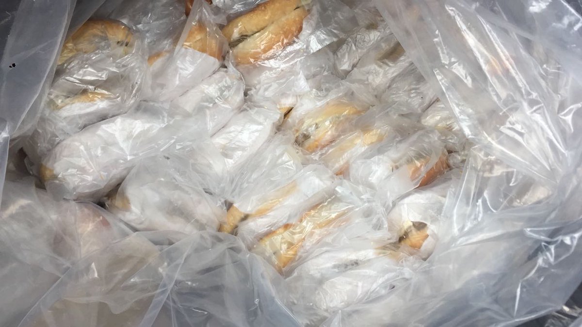 AlexisGyrosMx's tweet photo. Salen 200 hamburguesas de ayuda a Parque España e Iztapalapa. Gracias LozCar, Pablo, Gaby, Cesar y Karen!! https://t.co/Ebm9636GH1