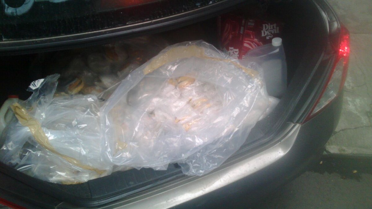 AlexisGyrosMx's tweet photo. Salen 200 hamburguesas de ayuda a Parque España e Iztapalapa. Gracias LozCar, Pablo, Gaby, Cesar y Karen!! https://t.co/Ebm9636GH1