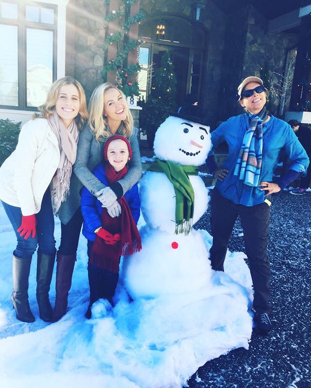 EUllerupFans's tweet image. More photos from the set ! #SecretlySanta #ChristmasMovie