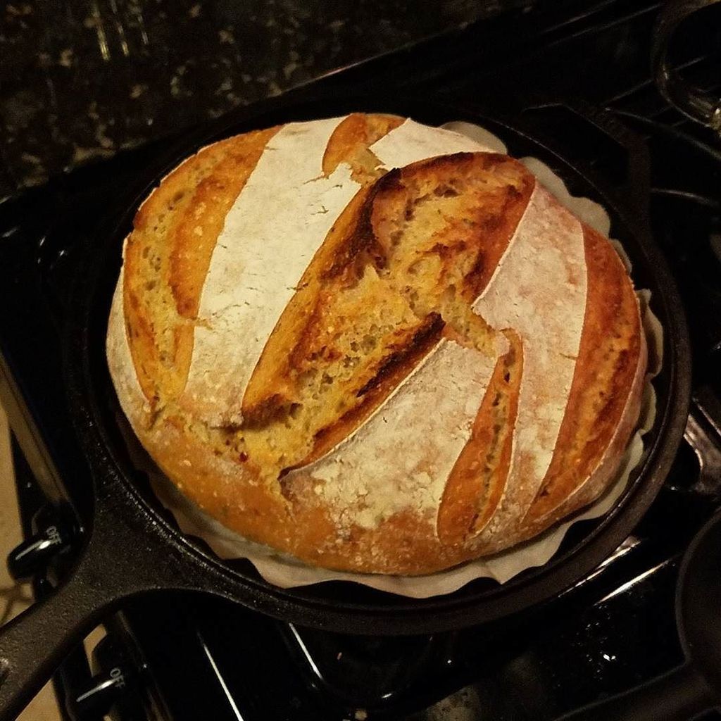 hiranya02's tweet photo. Red Pepper and Green Herb Sourdough Boule #sourdoughstarter #tigerlily #highhydrationdough #50-50 #desiatta #allpurposeflour #randomscore https://t.co/rCTWsbxDI9