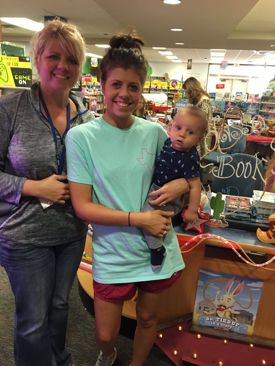 holcomb_kerri's tweet image. More sweet families at KWE today💛#bookfairfun 📚#kindnessmatters 💕@GrahamWes3 @keele_jami @MoncusBarbara @sherrie_berrys @deana_parrish