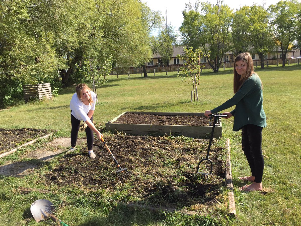 CPSLearnAg's tweet photo. Grade 89 working hard in the outdoor classroom! https://t.co/cYOf6dU9uE