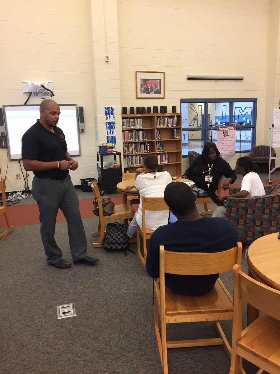 MLKjrMS's tweet photo. Teachers learn, too! MLK staff had a productive staff meeting today. Go Lions🦁 https://t.co/OcyLNbpXKo