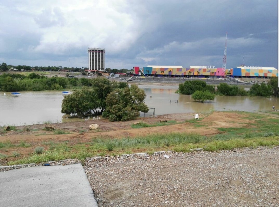 El Río Bravo trae una creciente de 3m en #NuevoLaredo .. Platique con el alcalde @ERivas72  y me comentó que no hay riesgo. Estan #Vigilando