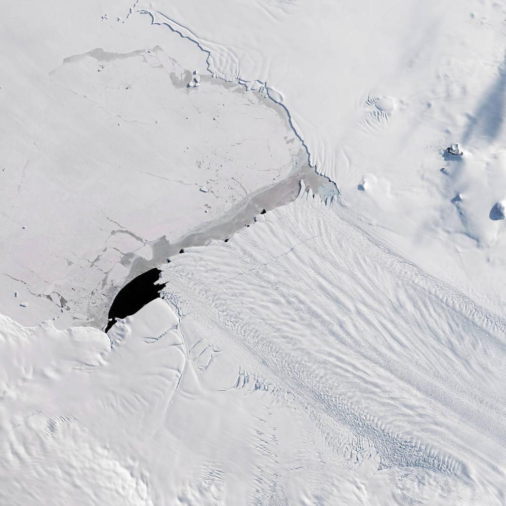 NASA's tweet photo. .@NASA_Landsat saw a rift across Pine Island Glacier's floating ice shelf just before a new iceberg split off: https://t.co/6Vj4R5rlDl https://t.co/10om6eSKN9