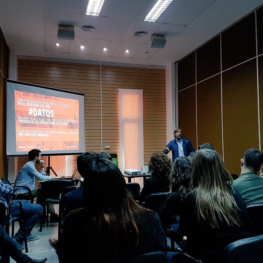 MaxiCostantinis's tweet photo. Placer exponer "El Idioma Ciudadano" #135Camp #Olavarría contando experiencias Lab iT @LaPlataMLP @MuniOlav @ezequielgalli @BuenosAires_LAB https://t.co/YBgQBqj5UI